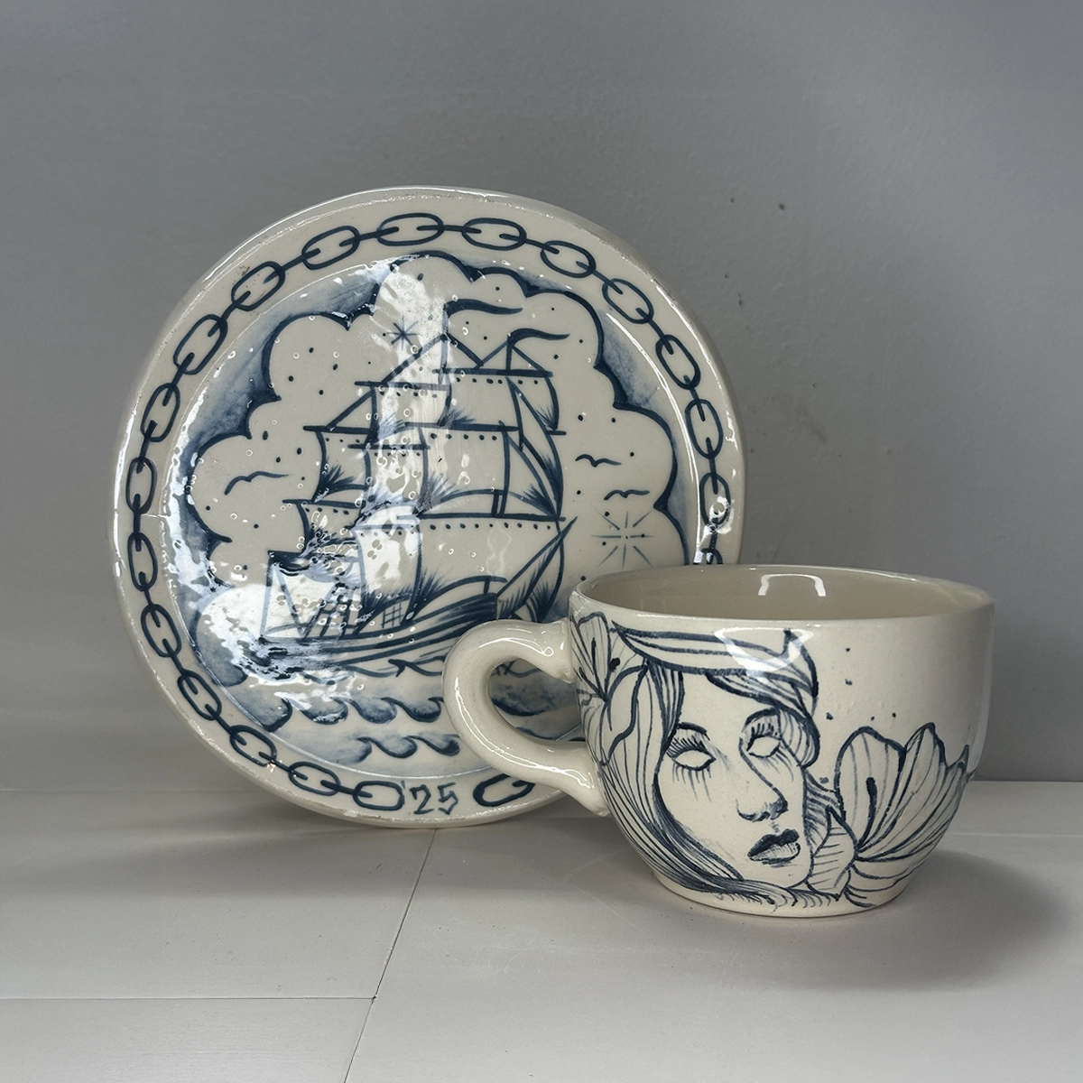 taza daggers loyal blade + plato stronger never die (copia) taza daggers loyal blade + plato stronger never die (copia)